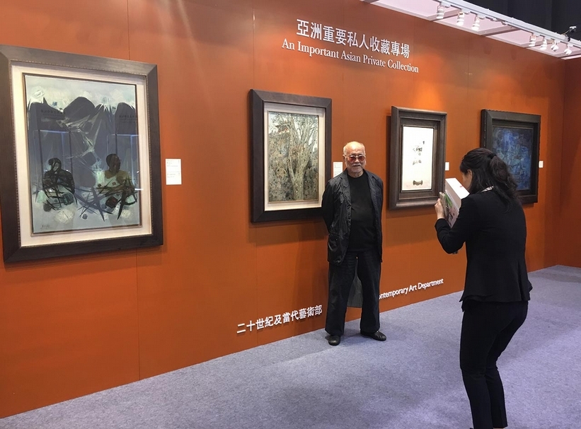 今秋嘉德（香港）於香港會議展覽中心舉行秋拍時，即展出華酈館專題收藏，驚豔藏界。此為吳冠中好友蔡斯民，開心在吳冠中作品《故宮白皮松》前合影。（攝影／林亞偉）