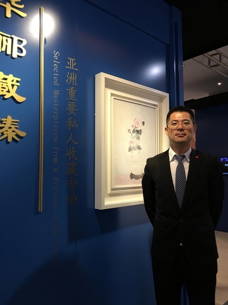 中國嘉德預展現場，中國嘉德20世紀與當代藝術部總經理李豔鋒，與常玉《白瓷瓶中的粉紅玫瑰》。（攝影／林亞偉）
