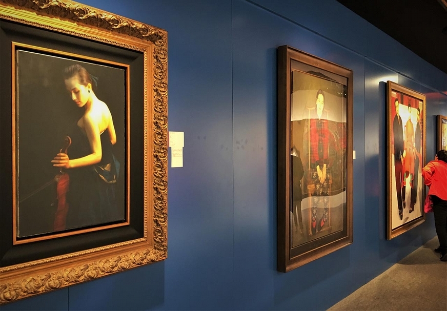 華酈館藏的寫實作品亦極可觀，由左至右為：陳逸飛《開幕夜》、楊飛雲《妙齡》與王沂東《喜轎》。（攝影／林亞偉）