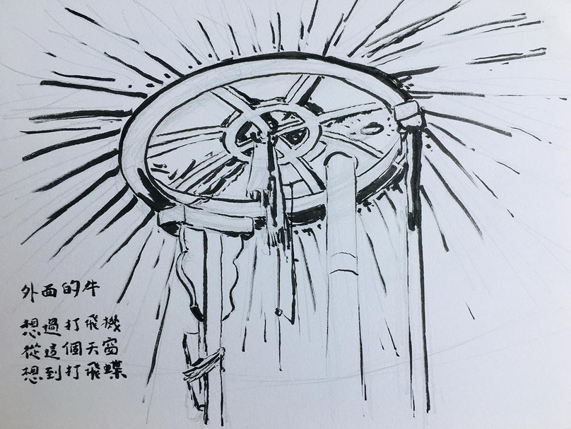 從蒙古包的天窗看出去的天空有飛碟的想像。（李承亮提供）
