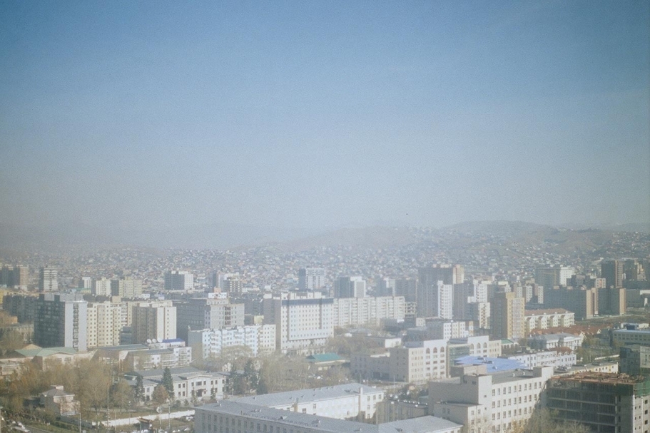 烏蘭巴托城市對比城市外圍的建築。（李承亮提供）