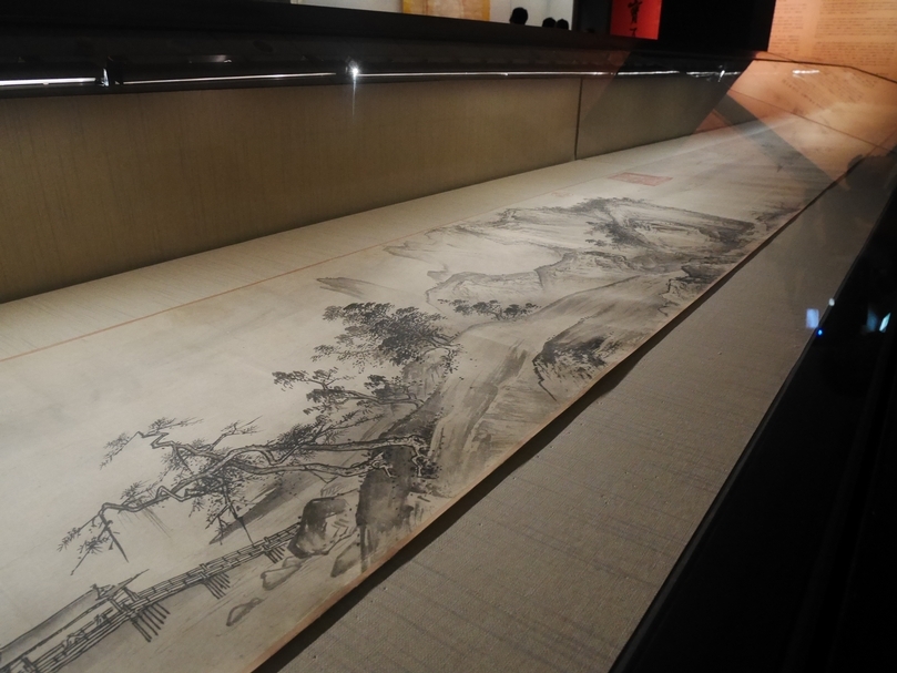 限展品南宋夏珪〈溪山清遠〉。