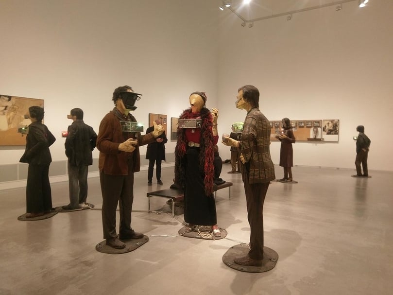 在柏林，藝術還是比較多元且平等的，從大型機構到臨時性的空間都有許多選擇。圖為柏林市立美術館展出的Edward and Nancy Reddin Kienholz的「The Art Show」 （1963-1977）。（吳權倫提供）