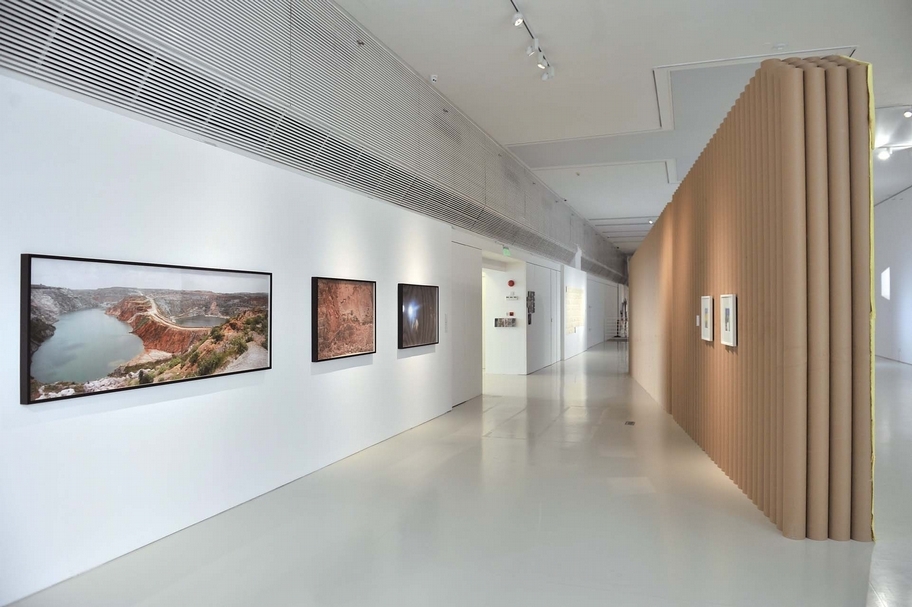 時代美術館展覽現場，盡可能減少了間隔牆的建造。（廣東時代美術館提供））