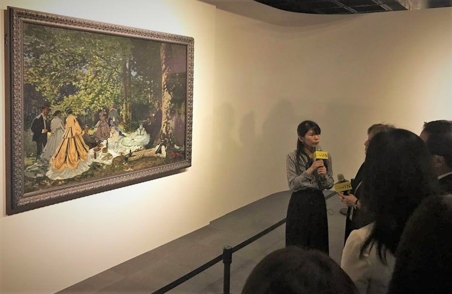 普希金博物館（The Pushkin State Museum of Fine Arts）副館長Tatyana Potapova導覽克勞德．莫內（Oscar-Claude Monet）1866年的《草地上的午餐》（Luncheon on the Grass）。（攝影／陳意華）