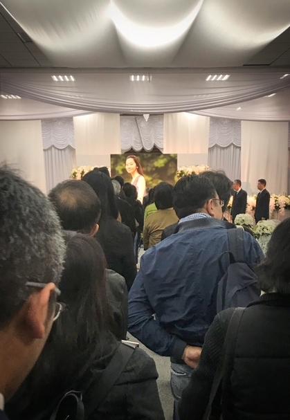 作家李維菁於11月23日的告別式上，眾多親友前往致念。（本刊資料室）