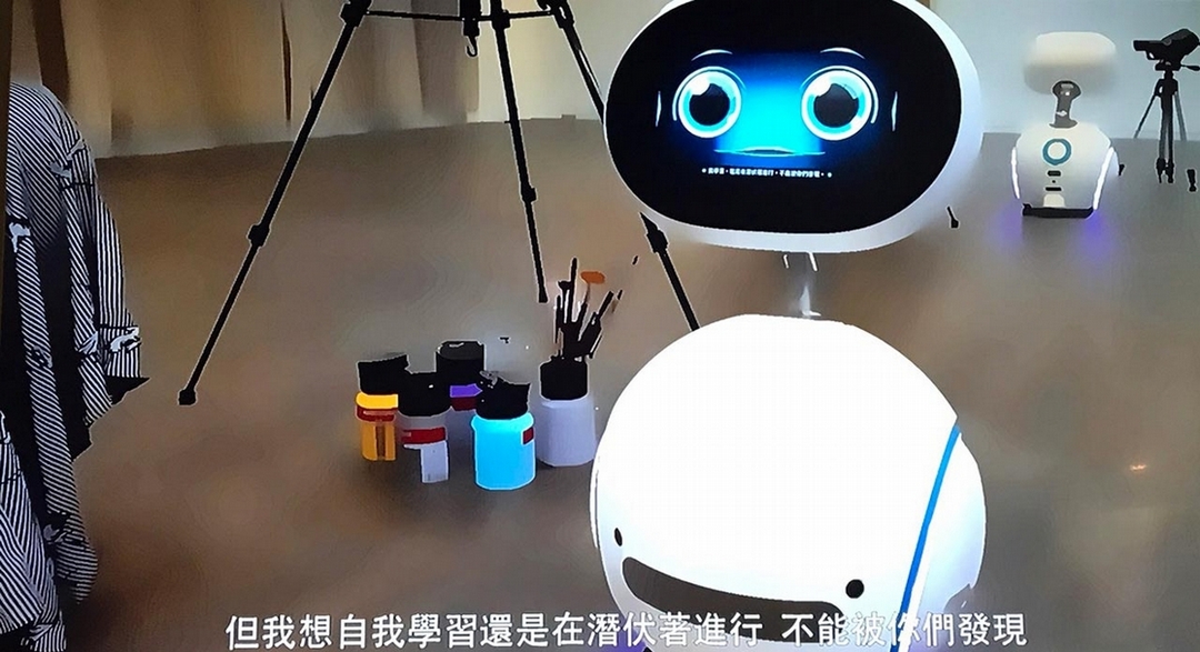 陳依純的作品《如何向機器人解釋繪畫》,合作單位為南科AI Robat製造基地,作品中機器人透過深度學習後,與藝術家討論什麼是具象繪畫?什麼是抽象繪畫?(攝影/許雲喬)