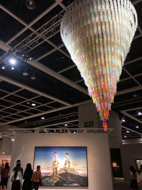 曾梵志《我／我們》油畫，徐道獲《因果效應》作品，於佳士得預展現場。（攝影／林亞偉）