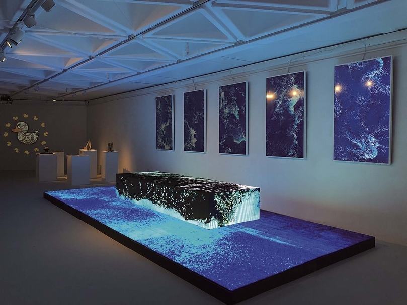 黃宏達《驚濤》,LED雕塑,600×250×60cm,2018,藝術家提供。