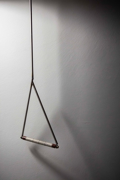 張永達《Seen Unseen-Entropy N°4》，聲音裝置（電腦、Arduino、蓋格偵測管、客製化微電腦控制晶片、耳機、不鏽鋼圓管），尺寸依空間而定，2018。（采泥藝術提供）