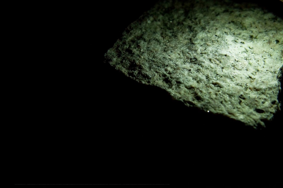 張永達《Seen Unseen-Entropy N°1》，聲音裝置（花崗岩、LED、伺服馬達、動力滑軌、Arduino、電腦、蓋格偵測管、客製化微電腦控制晶片、擴大機、低頻喇叭、壓克力、木板、鋁、水、黑色色粉），80x400xh50cm（兩組件），2018。（采泥藝術提供）
