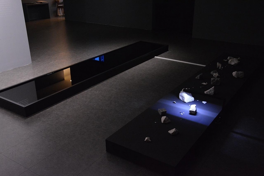 張永達《Seen Unseen-Entropy N°1》，聲音裝置（花崗岩、LED、伺服馬達、動力滑軌、Arduino、電腦、蓋格偵測管、客製化微電腦控制晶片、擴大機、低頻喇叭、壓克力、木板、鋁、水、黑色色粉），80x400xh50cm（兩組件），2018。（采泥藝術提供）