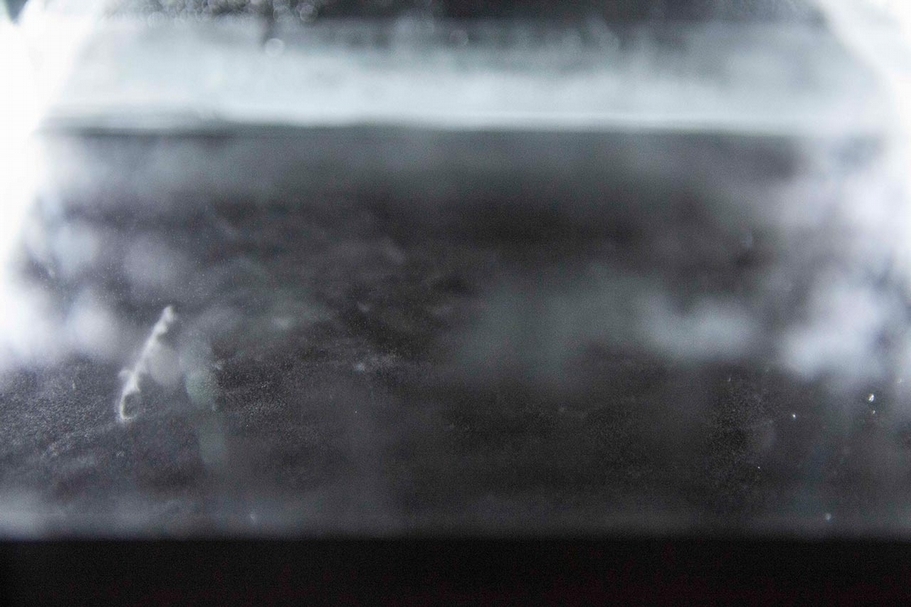 張永達《Seen Unseen-Entropy N°2》，影像裝置（電腦、LED、Arduino、投影機、蓋格偵測管、客製化微電腦控制晶片、網路攝影機、低頻喇叭、加熱元件、玻璃、木板、海綿、鋁、乾冰、異丙醇(IPA)），48x48xh140cm，2018。（采泥藝術提供）