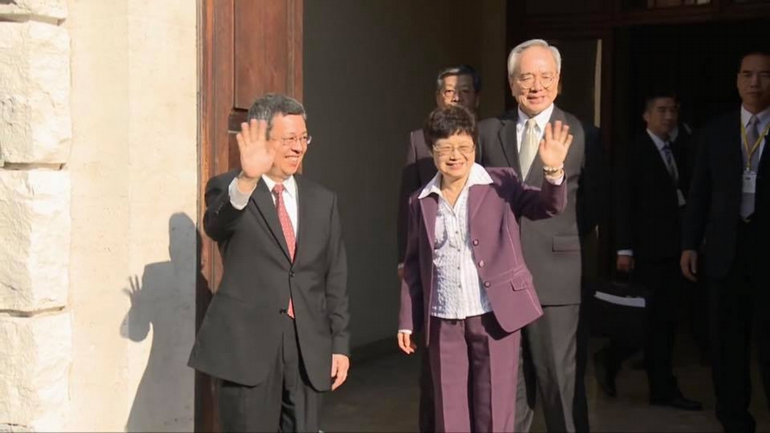 教廷前線無戰事，陳建仁副總統伉儷揮手報平安。