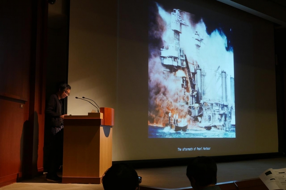 何子彥於「春之當代藝論 X 2018 TIVA 離線瀏覽」論壇現場分享。（鳳甲美術館提供）