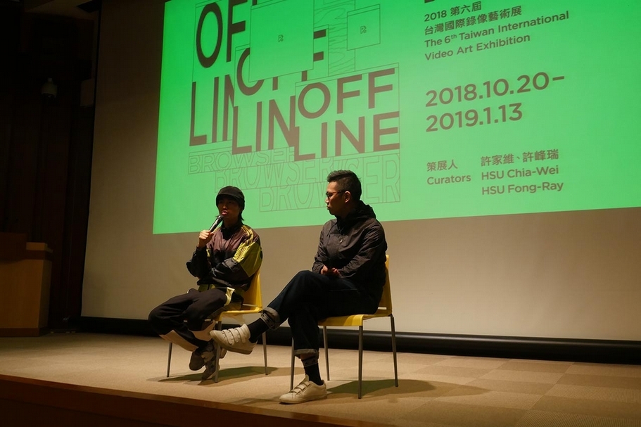 陳軸及主持人鄧兆旻於「春之當代藝論 X 2018 TIVA 離線瀏覽」論壇現場分享。（鳳甲美術館提供）