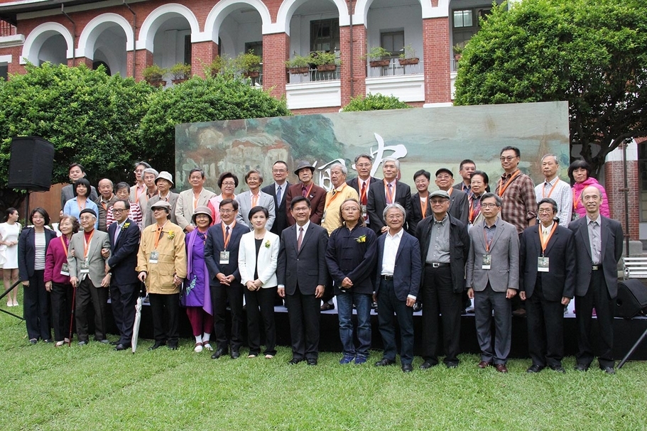 「回家－國美館台中州廳園區合作簽署暨美國爾灣順天美術館館藏捐贈記者會」上，文化部鄭麗君部長（前左8）、台中市林佳龍館長（前右7）與貴賓合影。（文化部提供）