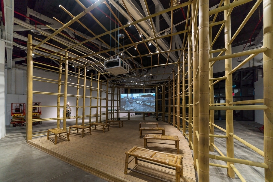「全球都市 #1.5：延展智慧」展覽現場，黃漢明（Ming Wong）的《竹制飛船》（The Bamboo Spaceship）。（© Mao Jihong Arts Foundation）
