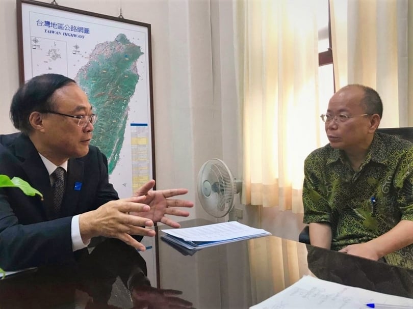 行政院政務委員張景森(右)與觀光局長周永暉(左),開會研商故宮整修工程間,降低對觀光的衝擊。(本刊資料室)