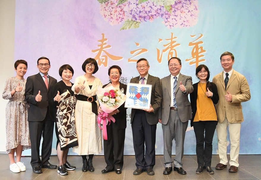 侯王淑昭女士（左五）捐贈國立清華大學校長賀陳弘（右四）藝術教育基金，親友也現身支持。（國立清華大學提供）