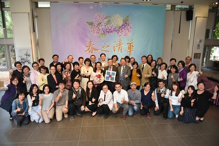 侯王淑昭女士捐贈國立清華大學億元藝術教育基金，與清大師生合影。（國立清華大學提供）