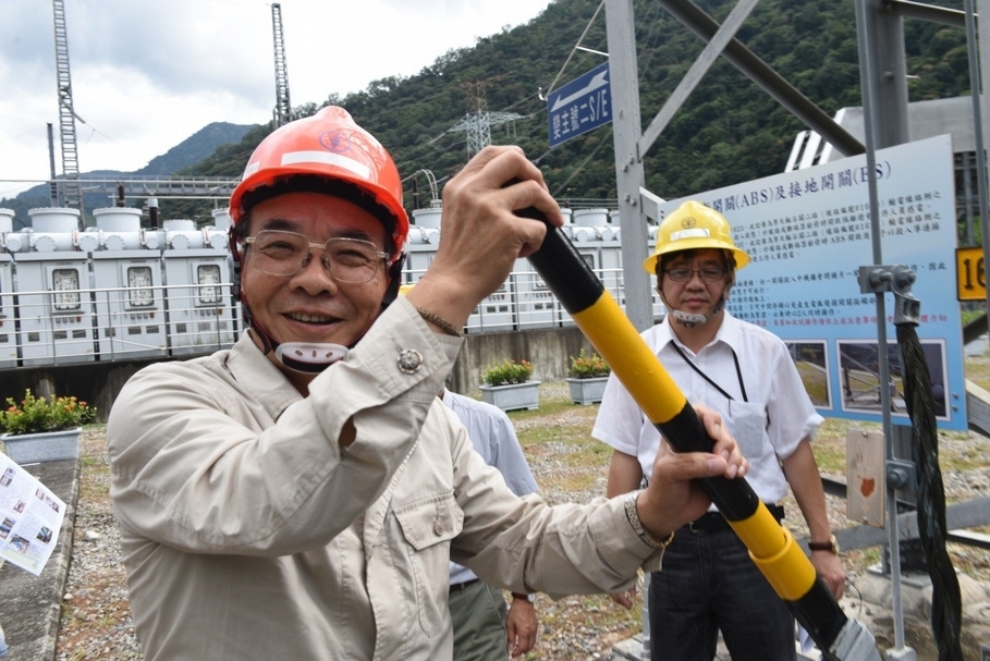 台電由廠長示範超做電力文資使用方式。（攝影／蕭文杰）