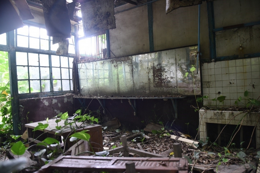彰化歷史建築台鐵宿舍理髮廳已經接近倒塌，自2012年登錄至今未修復。（攝影／蕭文杰）