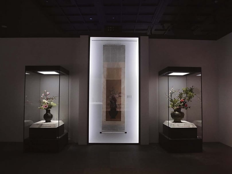 圖13 這次展覽的陳列設計別具巧思，企圖還原花器使用時的樣貌。 圖︱國立故宮博物院
