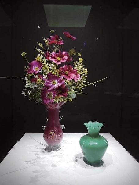 圖11 兩件20世紀日本製作的〈玻璃花瓶〉，皆為國立台灣歷史博物館藏。 圖︱國立故宮博物院