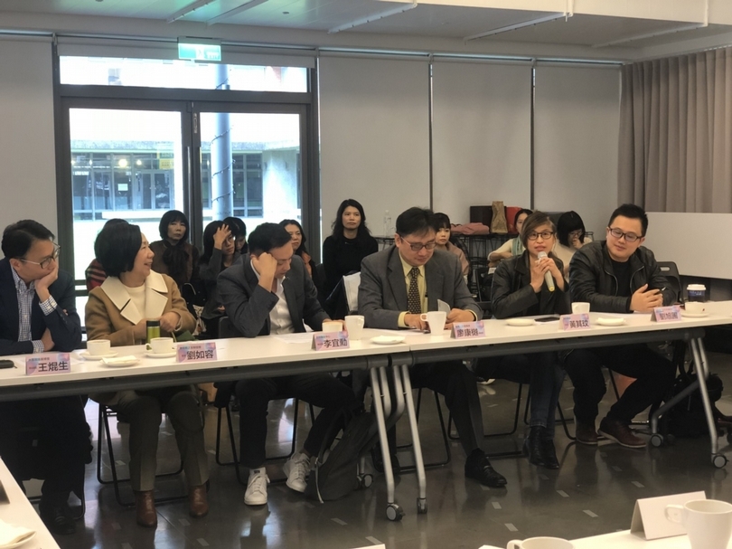 其玟畫廊負責人黃其玟於座談會中發表建言。（攝影／嚴瀟瀟）