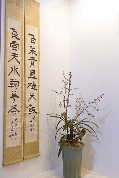 文人書房中必少不了的書法楹聯，加上盆栽更有畫龍點睛之妙。圖︱居意古美術