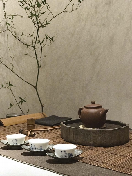 茶席間使用的花材，隨時令、節氣的變化，可以選擇不同的花或綠植，最能融入茶席。圖︱居意古美術