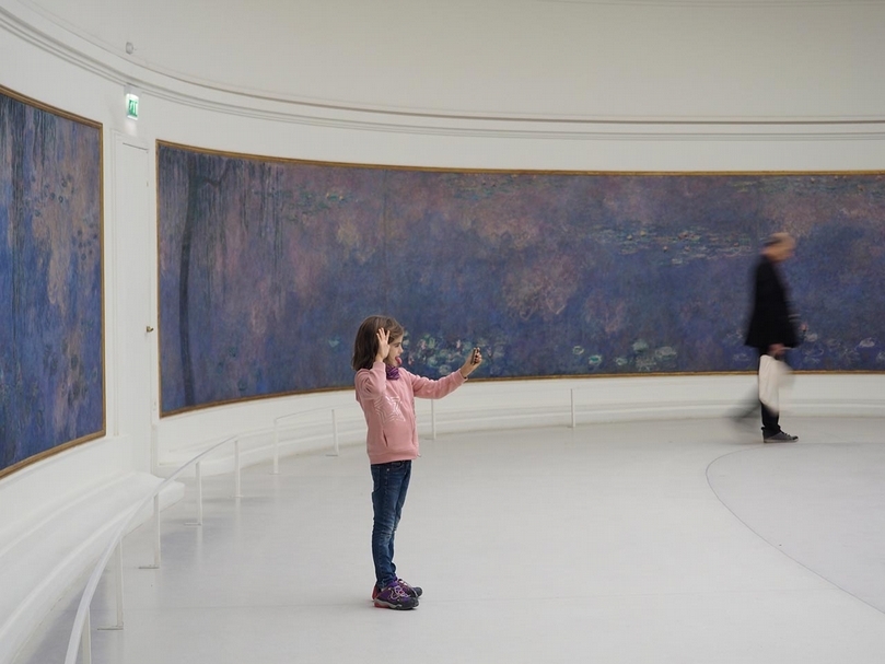 巴黎橘園美術館（Musée de l'Orangerie）館內重要典藏品為牆上八幅克勞德．莫內（Claude Monet）的巨型睡蓮。（攝影／沈昱廷）