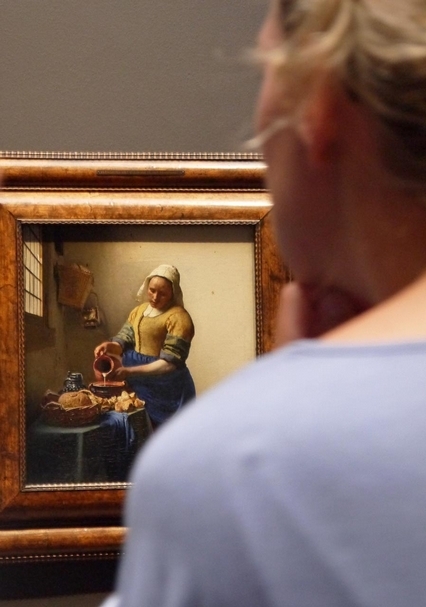 荷蘭國立博物館（Rijksmuseum）以楊．維梅爾（Jan Vermeer）《倒牛奶的侍女》（The Milkmaid）發展出一套色彩企畫。（黃心蓉提供）