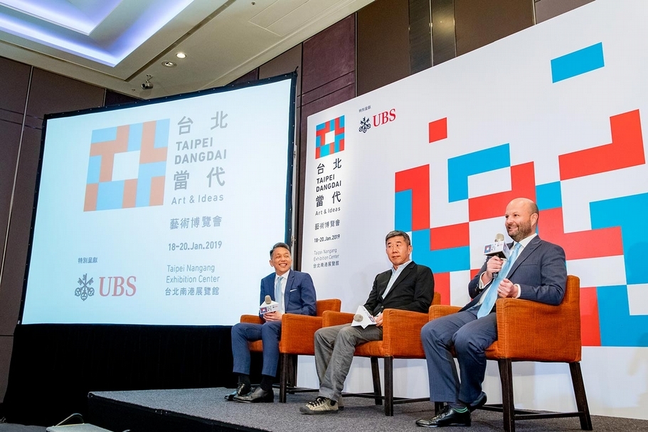 任天晉（Magnus Renfrew）與曾文泉、陳允懋於展前記者會現場。（台北當代藝術博覽會提供）