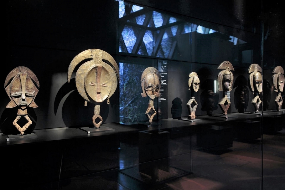 布朗利河岸-席哈克博物館（Quai Branly-Musée Jacques Chirac）非洲文物展區，2013年1月。（© musée du quai Branly - Jacques Chirac，攝影／Cyril Zannettacci）