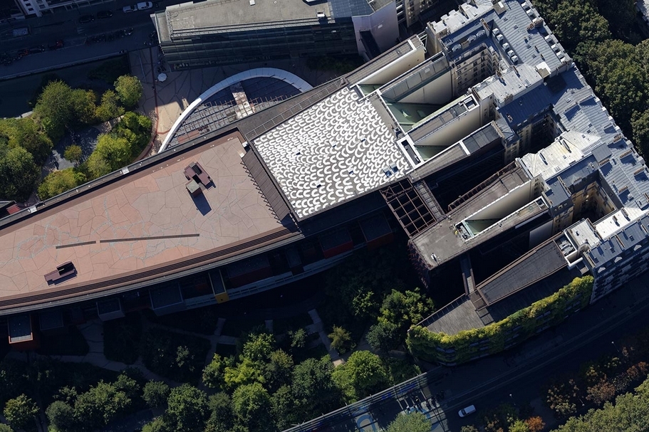 布朗利河岸-席哈克博物館（Quai Branly-Musée Jacques Chirac）鳥瞰，屋頂作品出自澳洲原住民藝術家Lena Nyadbi，2015年9月。（© musée du quai Branly - Jacques Chirac，攝影／Philippe Guignard）