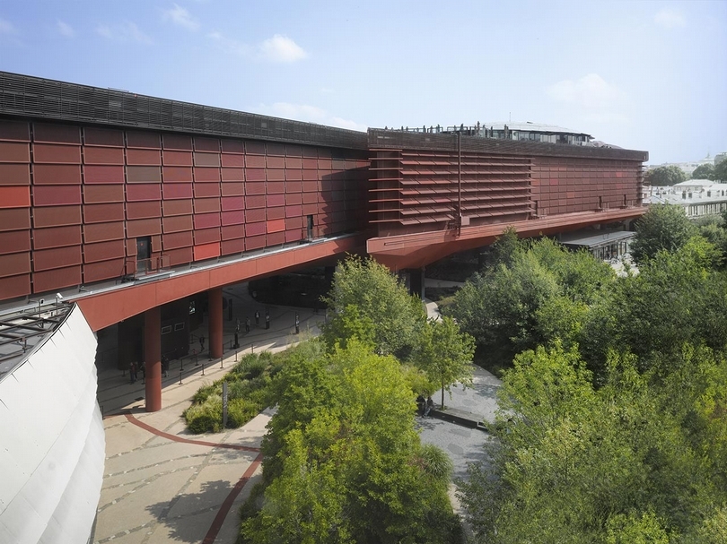 布朗利河岸-席哈克博物館（Quai Branly-Musée Jacques Chirac）建築外觀，2014年7月。（© musée du quai Branly - Jacques Chirac，攝影／Roland Halb）