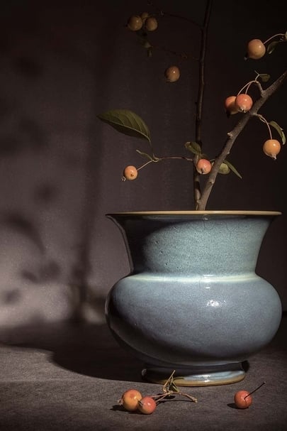 明初〈鈞窯天青釉花盆〉，高18.5公分、徑20公分。2018年中國嘉德秋拍，成交價人民幣4887.7萬元，市場鈞窯最高價紀錄。（本刊資料室）