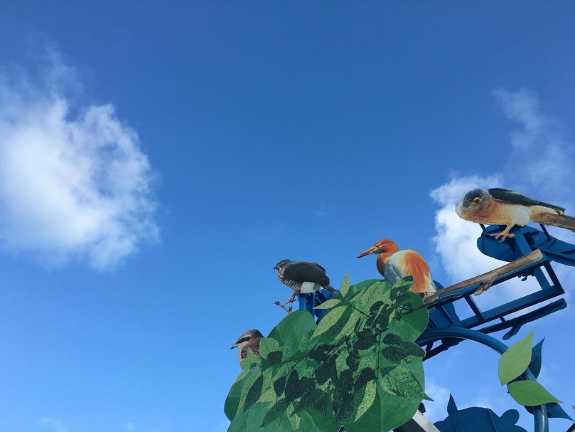 康家禎的《做客我鄉》在樹叢中冒出紅尾伯勞鳥、灰面鷲與黃頭鷺的身影，是曾郁涵與李芳瑜的共同創作。（攝影／劉星佑）