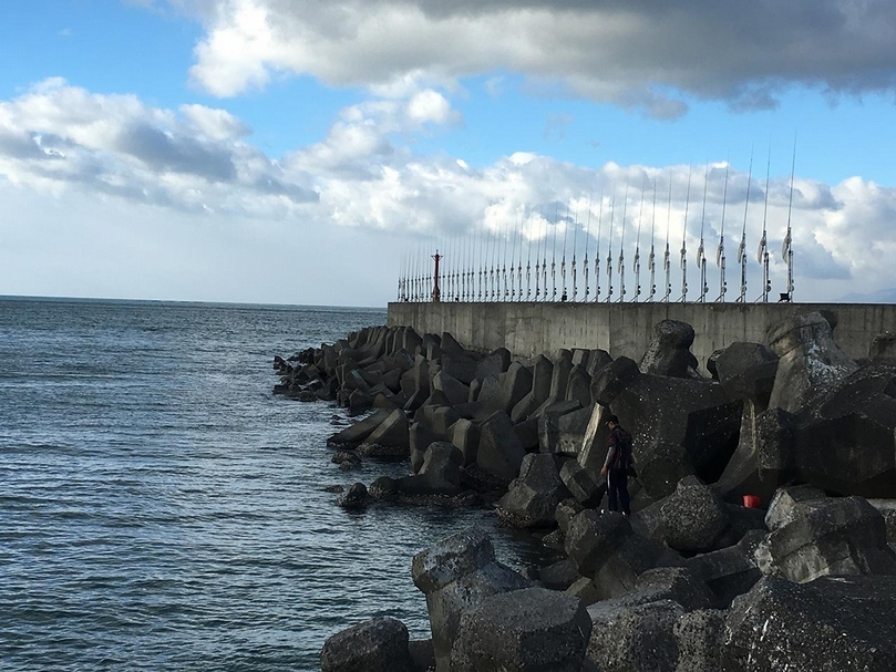《海上鏢魚》則將目光轉向漁民獵捕的討海姿態，在海浪上奔馳，鏢魚的動作亦呈現在風動的裝置中。（攝影／劉星佑）
