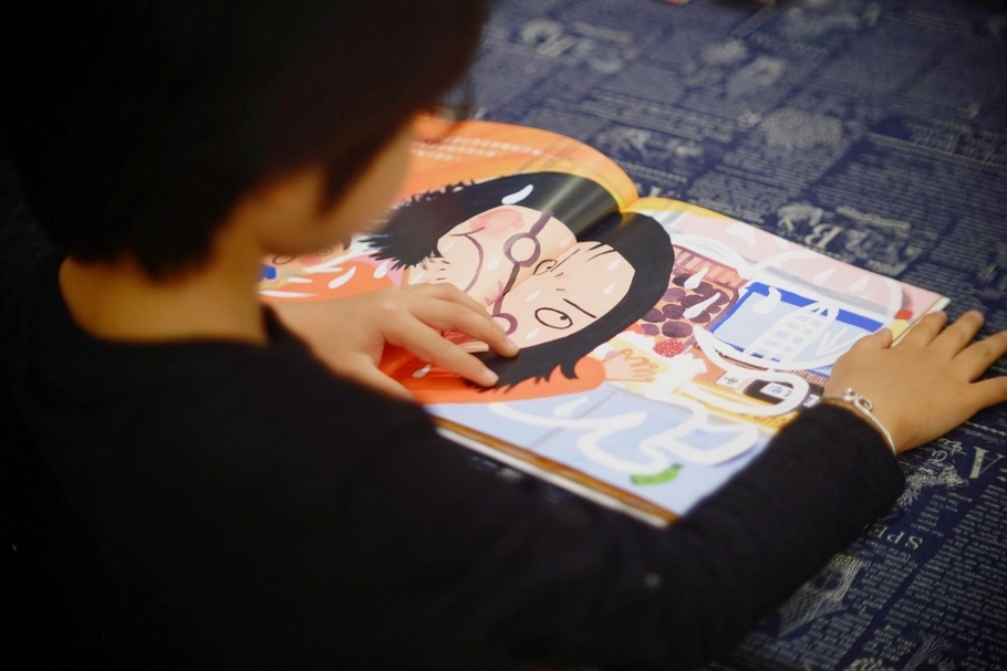 七歲闆寶Oliver : 『我最近最喜歡的書是《透明人來我家》，因為裡面的透明人很可愛，而且透明人吃下的食物到肚子裡消化的時候，看起來像是爛泥，真好笑！』