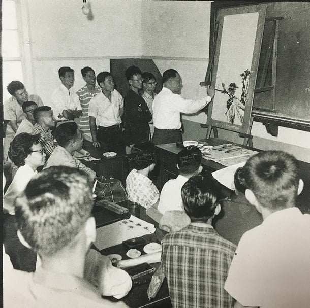 黃君璧大師於民國42年於國立師範大學示範國畫教學。（從雲軒畫廊展視中心提供）