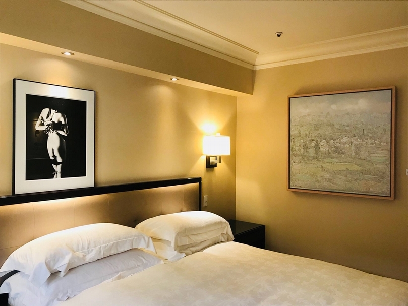 「Art and Only」預展一景,荒木經惟(Nobuyoshi Araki)《Kinbaku》(Bondage),明膠銀版畫,60x50cm,1989(左);郭凱《浮雲淡影之二》,布面油畫,100x100cm,2014(右)。(攝影/楊椀茹)