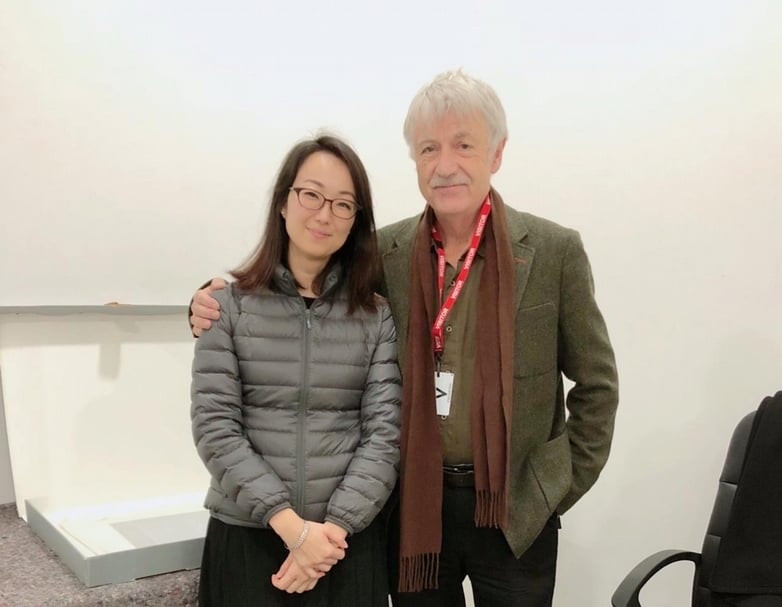 亞紀畫廊畫廊主黃亞紀，與李元佳基金會董事Nick Sawyer合影。（亞紀畫廊提供）