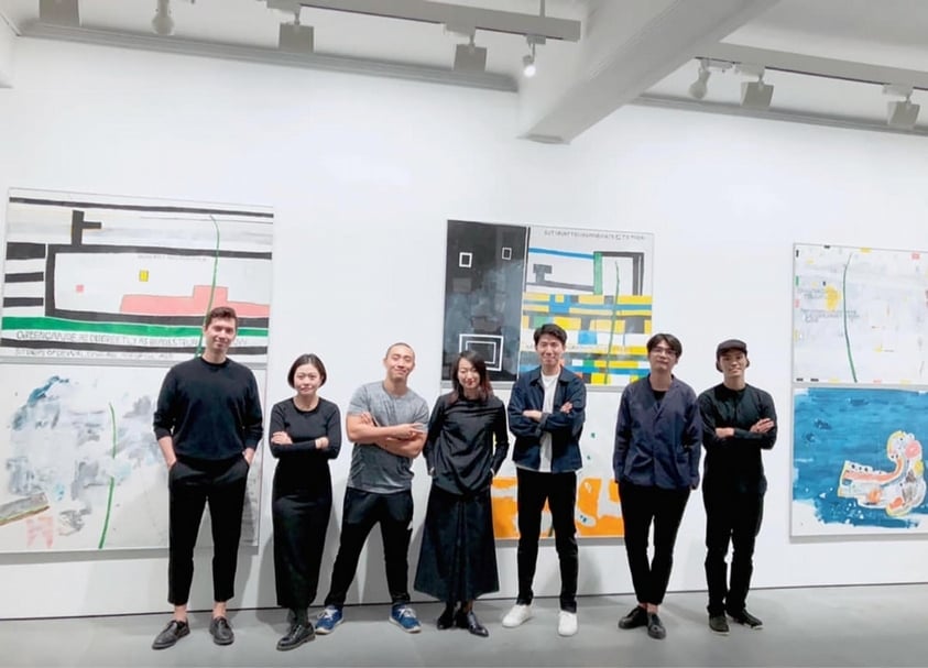 亞紀畫廊團隊，與參展藝術家林亦軒（左三）合影。（亞紀畫廊提供）
