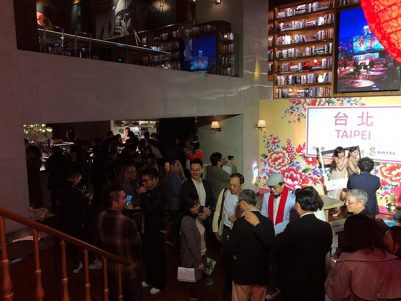 來自國內外的參展畫廊、拍賣公司、藝術家、策展人、藝評與收藏家等匯聚於歡迎酒會現場。（攝影／朱貽安）