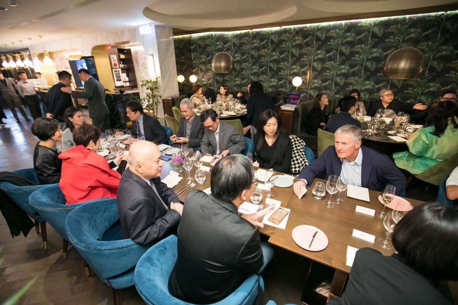 大衛．卓納（David Zwirner）於晚宴與貴賓熱絡對談。（攝影／邱如仁）