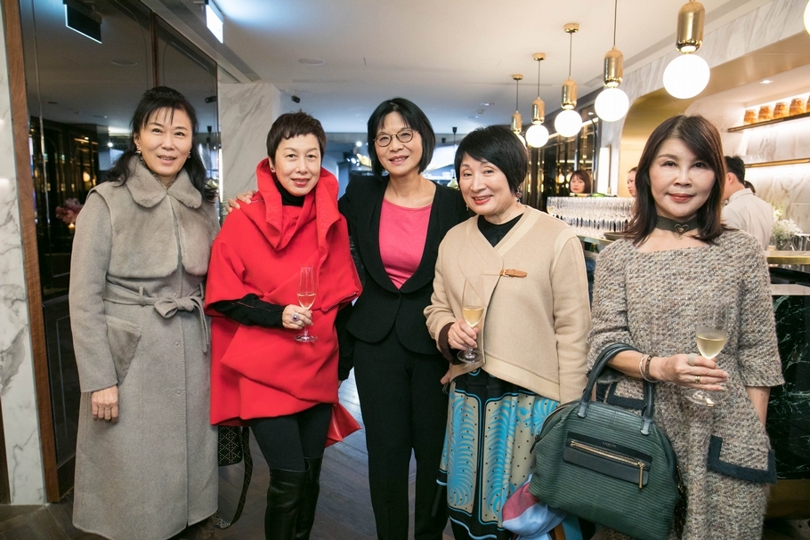 典藏藝術家庭社長簡秀枝與重要藏家。（攝影／邱如仁）