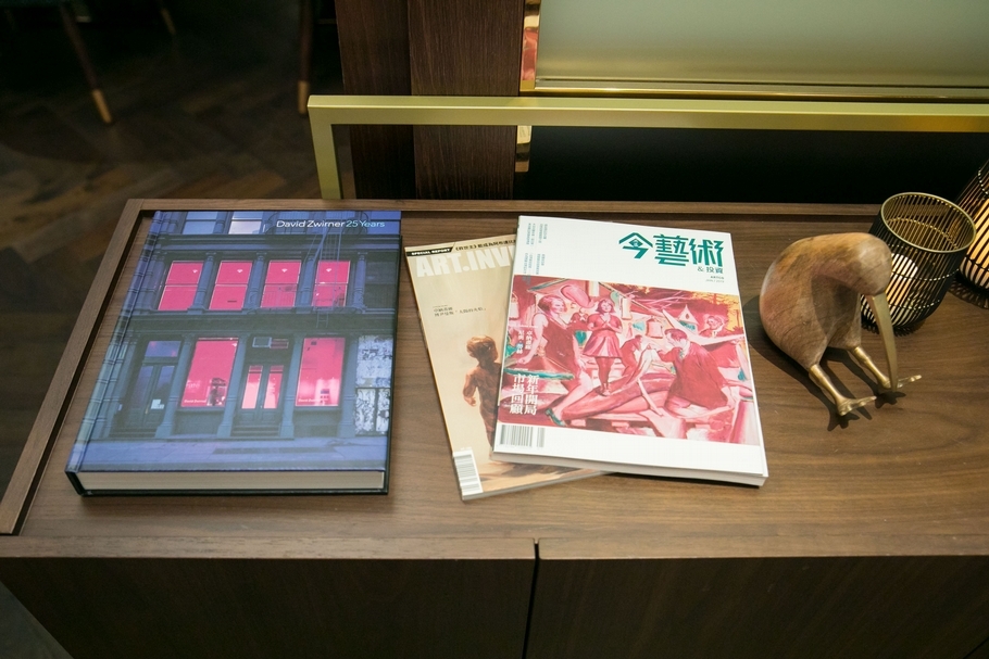 《典藏．今藝術&投資》雜誌與卓納畫廊出版物。（攝影／邱如仁）